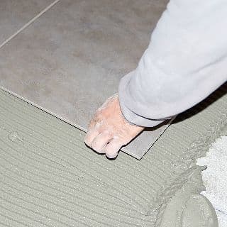 בטיחות משטחי ההליכה במבני נדל''ן מסחרי ואחריות בעל הנכס